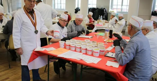 photo  jean-louis pissot, ( à gauche), était réuni avec cinq jurats pour désigner le meilleur pot de rillettes créatives.  &copy;  ouest-france 