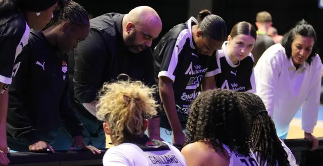 photo  fayssal rhennam (au centre) a noté la grosse opposition offerte par mondeville à alençon pour la première à anova.  &copy;  nathalie douley 