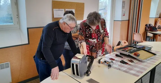 photo  christophe duschesnes réfléchit pour résoudre la panne du grille-pain.  &copy;  co 