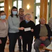 photo  pierrette brebion, présidente de l’association opération bouchons 72, a remis un chèque de 400 € à l’amicale du passe-temps. 