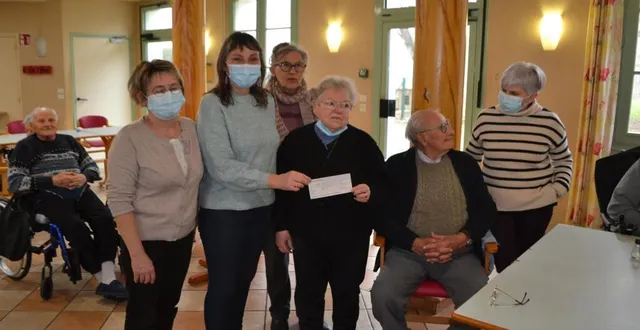 photo  pierrette brebion, présidente de l’association opération bouchons 72, a remis un chèque de 400 € à l’amicale du passe-temps.  &copy;  le maine libre 