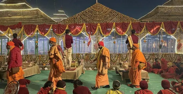 photo  des saints hindous défilent à la nuit tombée, début février, lors du pèlerinage hindou kumbh mela, dans le nord de l’inde.  &copy;  côme bastin, ouest-france 