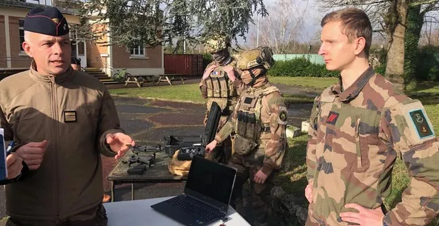 photo  les drones et les ordinateurs côtoient les blindés du 2e rima, comme l’explique le colonel pierre de lassus saint-géniès.  &copy;  le maine libre 
