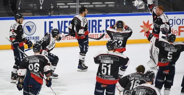 photo  la joie de robin gaborit et de tous ses coéquipiers de l’époque, juste après le but décisif.  &copy;  photo co - josselin clair 