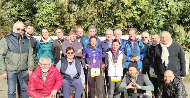 photo  le président du comité de randonnée de la sarthe (en veste rouge) en compagnie du président de la fédération française de randonnée (debout à droite), des organisateurs et de quelques participants   &copy;  le maine libre 
