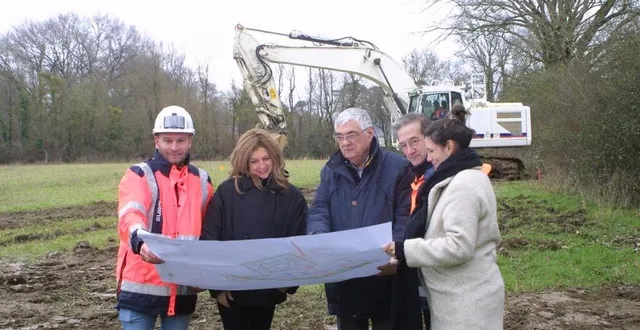 photo  wilfried lusteau, conducteur de travaux ; véronique maillet, maire de bouchemaine ; son adjoint, patrice nunez ; philippe humeau, directeur des services techniques de la ville ; et delphine larrieu, responsable d’opérations alter.  &copy;  co 