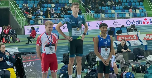 photo  hugo perdereau (eavh), sur le podium, avait du mal à réaliser qu’il était devenu champion de france junior du 200 m.  &copy;  perdereau 