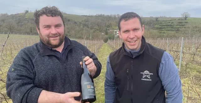 photo  maxime delhumeau, du domaine des petits-quarts, avec son burnizellus primé au concours des vins de loire 2025, et vincent rousseau, du domaine des fontaines.  &copy;  ouest-france 