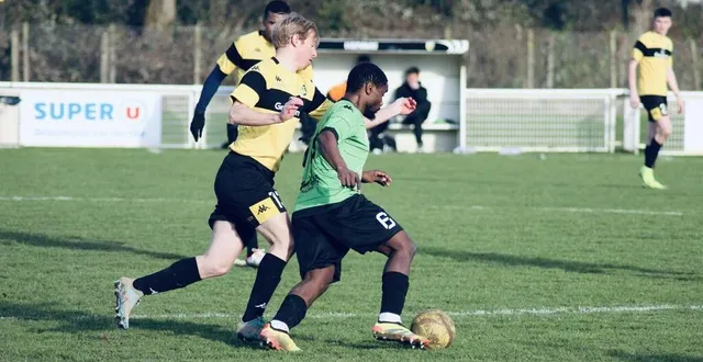 photo  menée d’un petit but à la mi-temps, l’équipe d’yvré s’est totalement effondrée en seconde période.  &copy;  le maine libre 