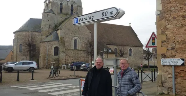 photo  gwénaël de sagazan, maire, et dominique cosnard, maire délégué de bazouges, se réjouissent de ce nouvel aménagement.  &copy;  ouest-france. 