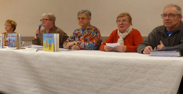 photo  la présidente claudine martin présente à l’assemblée un des ouvrages retenus, celui qui parle de la moisson.  &copy;  ouest-france 