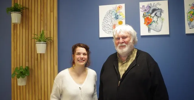 photo  hélène bachelier, la nouvelle kiné, et michel pré, le maire, lors de l’inauguration du cabinet.  &copy;  le maine libre 