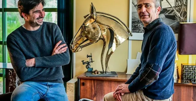 photo  yves (à gauche) et paul (à droite) ont repris, trente ans plus tard, l’atelier d’art macheret lancé en 1982 par le père philippe.  &copy;  le maine libre - yvon loué 