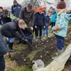 photo c’est sous la direction de guy beuzeval que les adolescents ont disposé les plants sur un sol préalablement égratigné et enrichi d’un compost mûr et de fumier de cheval. une couche de feuilles mortes et ils ont tendu une bâche transparente et protectrice.