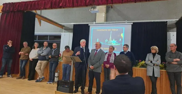 photo  le maire de tuffé-val-de-la-chéronne, régis bourneuf (au centre, à droite), lors des vœux à la population le 24 janvier 2025.  &copy;  mairie de tuffé 