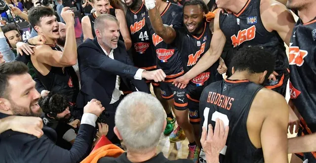 photo  le coach du mans sarthe basket (msb) guillaume vizade au milieu de ses joueurs après la victoire en leaders cup face à monaco, dimanche 16 février 2025.  &copy;  guillaume marie / ouest-france 