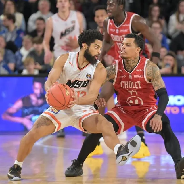 photo duels de meneurs entre le manceau trevor hudgins et t.j. campbell.  ©  guillaume marie / ouest-france