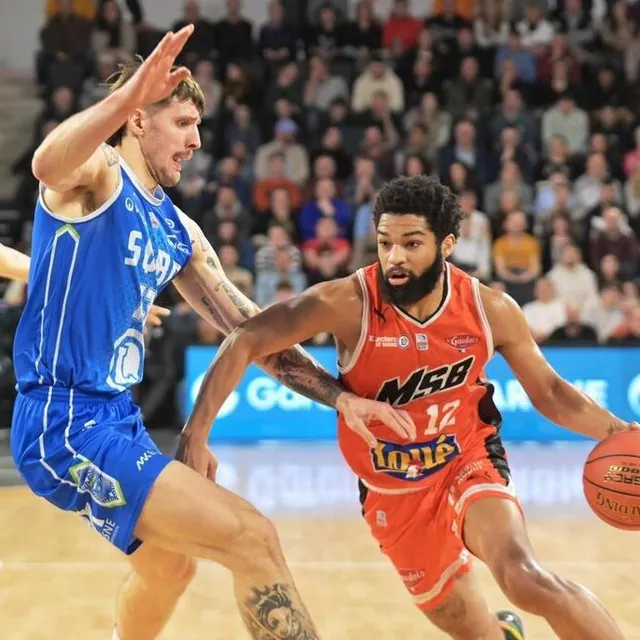 photo trevor hudgins (29 pts, 23 d’évaluation), ici face à dominik olejniczak, a porté les manceaux lors de la demi-finale de leaders cup.  ©  guillaume marie / ouest-france