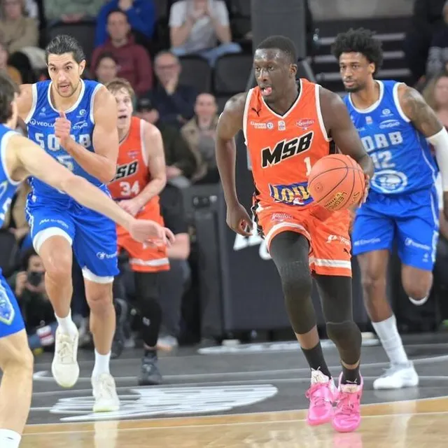 photo abdoulaye ndoye, balle en main, a joué 35 minutes contre saint-quentin pour 4 points, 9 rebonds et 6 passes.  ©  guillaume marie / ouest-france