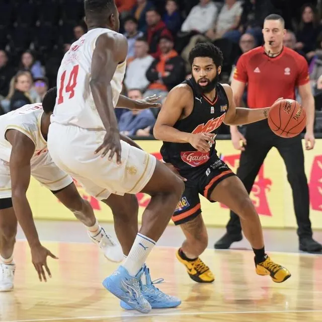 photo le meneur américain trevor hudgins a porté le msb et a été nommé mvp de la compétition après une nouvelle belle performance contre monaco en finale (25 pts, 4 passes et 23 d’évaluation).  ©  guillaume marie / ouest-france