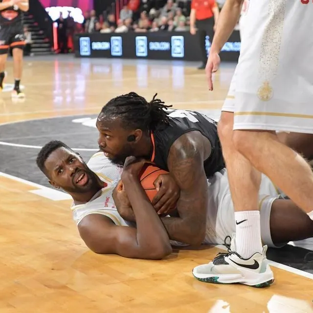 photo à l’image de williams narace, ici face à mouhammadou jaiteh, les manceaux ont été combatifs pour empêcher leurs joueurs de monaco de revenir au score.  ©  guillaume marie / ouest-france