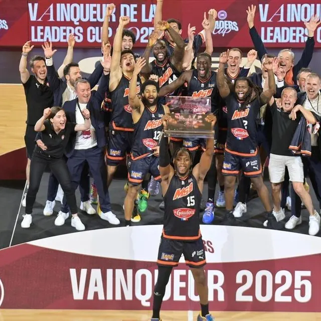 photo le capitaine wilfried yeguete soulève la quatrième leaders cup du msb.  ©  guillaume marie / ouest-france