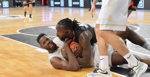 photo  williams narace, maillot noir, a été déterminant dans le triomphe du msb à la leaders cup.  &copy;  maxppp - guillaume marie 