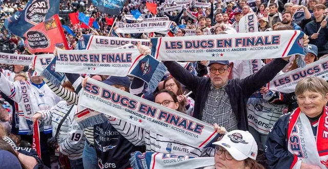 photo  plus de 1 500 supporters angevins sont venus supporter les ducs en finale à paris bercy.  &copy;  mathieu pattier / ouest france 