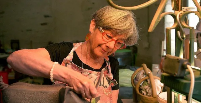 photo  véronique benony dans son atelier.  &copy;  véronique benony 