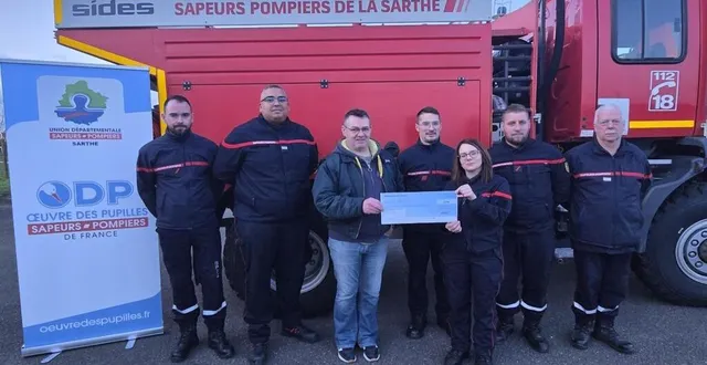 photo  stéphane marcq, entouré de quelques sapeurs pompiers du centre de secours de beaumont-sur-sarthe  &copy;  le maine libre 