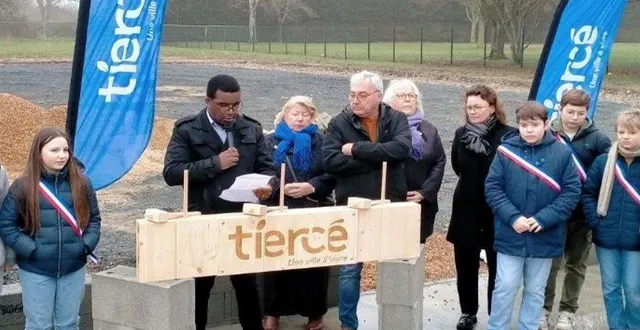 photo  élus, jeunes et adultes, lors de la pose de la premièrepierre de la salle de sport.  &copy;  co 