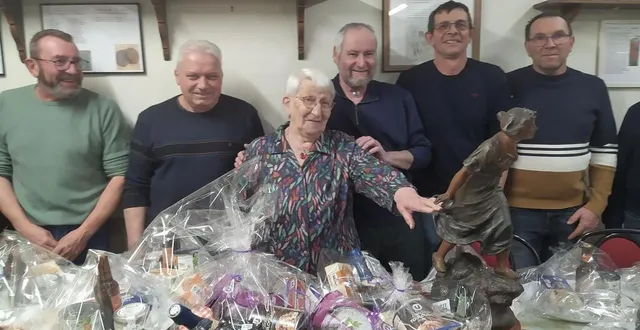 photo  cela fait 56 ans que le challenge louis-la-brocante existe à la société de boule de fort beausoleil de faye-d’anjou. « il a été initié par mon père en 1968, et j’ai tenu à faire perdurer l’événement, même après sa disparition en 2008 », explique maryse fauvel (au centre). sur le principe d’un sociétaire un invité, le challenge a débuté vendredi 10 janvier. depuis, 56 équipes se sont affrontées, avec une belle participation féminine. résultat : patrick martineau, avec marc églantier de saint-jean-des-mauvrets, s’imposent devant la paire jean-yves proutière et claude martineau du cercle saint-joseph de beaulieu-sur-layon. prochain concours, le jean-paulette, à la mêlée, tirage le24 février et finale 22 mars.  &copy;  co 