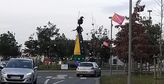 photo  la sorcière a repris sa place, au rond-point de l’avenue nationale. le rendez-vous est donné à vendredi, à 19 h, au port, pour une déambulation à la lumière des lampions jusqu’à l’éolienne. les clés de la ville seront remises par la maire, ève sans, à la bande de carnavaliers victorieuse de l’an passé : les villainous.  &copy;  ouest-france 