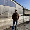 photo benoît louvet devant ses derniers investissements : l’endroit où les pommes sont déposées et vont être pressées dans le bâtiment en bois, construit en 2020.