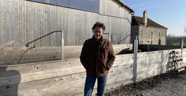 photo  benoît louvet devant ses derniers investissements : l’endroit où les pommes sont déposées et vont être pressées dans le bâtiment en bois, construit en 2020.  &copy;  ouest-france 