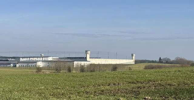 photo  depuis la colline du hameau la-folie, le centre pénitentiaire de condé-sur-sarthe (orne) fait partie du paysage des riverains.  &copy;  ouest-france 