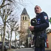 photo  la police municipale est une compétence communale. à noyen-sur-sarthe, le maire a doté son agent arnaud dapvril d’une arme létale. 