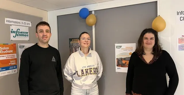 photo  thomas bauvais, sarah bompard et stéphanie guy en charge du forum des jobs saisonniers organisé par l’info jeunes et la mission locale, le samedi 1er mars 2025 à l’espace gambetta de la flèche (sarthe).  &copy;  ouest-france. 