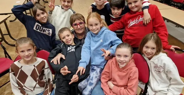 photo  chaque mardi, véronique gouygou donne des cours de théâtre à douze enfants du village de courtillers.  &copy;  les postillons 