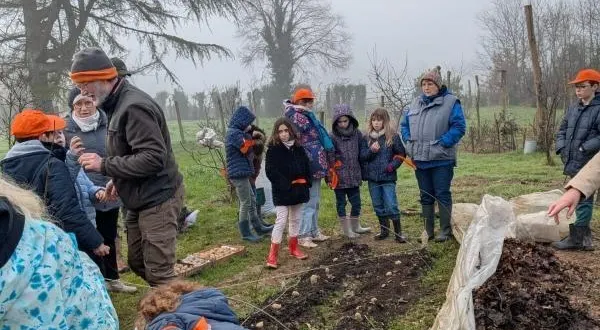 photo  guy le jardinier a prodigué des conseils : point de sillon mais une légère couche de feuilles mortes riche en carbone et de fumier. une petite fille a déposé une pomme de terre de semence. il faudra la recouvrir et la protéger.  &copy;  ouest-france 
