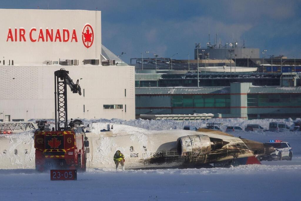 Accident d’avion à Toronto l’appareil se retrouve sur le dos à l