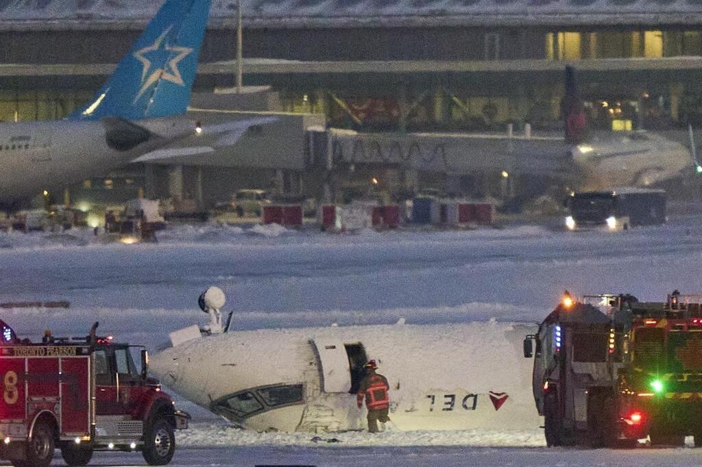 Accident d’avion à Toronto l’appareil se retrouve sur le dos à l