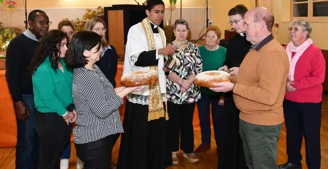 photo  le père eryl dos santos bénissait les brioches entourées de la quinzaine de commissaires désignés pour l’année.   &copy;  le maine libre 