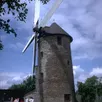 photo  sa construction en schiste, sa hauteur abritant trois paires de meules et ses ailes en bois font du moulin du rat, à challain-la-potherie, un patrimoine rare du haut-anjou. 