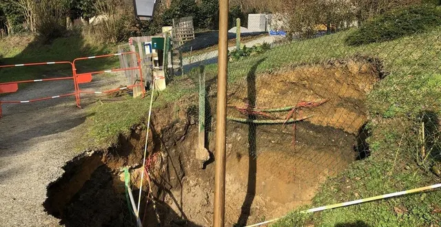 photo  le trou béant s’est formé fin janvier 2025 et s’est agrandi. il est profond et large de plusieurs mètres. un lampadaire s’est effondré à l’intérieur.  &copy;  ouest-france 