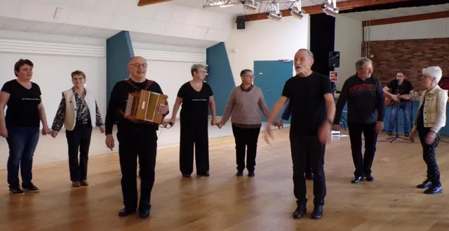 photo  les bretons donnent les consignes avant de lancer les participants dans la danse bretonne.  &copy;  le maine libre 