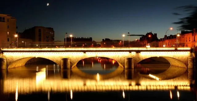 photo  le véhicule s’est retrouvé immergé au niveau du pont gambetta au mans.  &copy;  archives le maine libre 