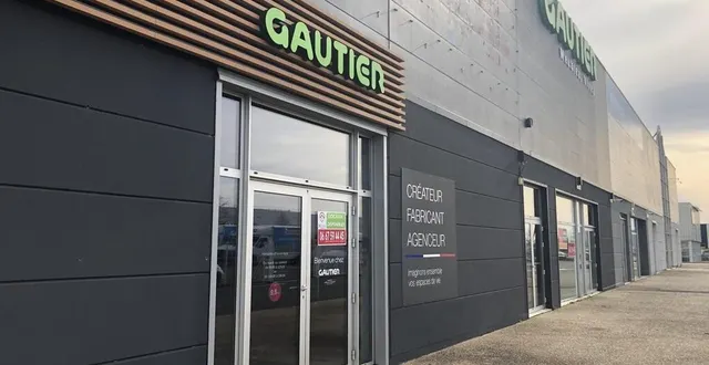 photo  des panneaux « a louer » figurent désormais sur la devanture du magasin gautier, dans la zone mendès-france à niort.  &copy;  co - gabin chamereau 