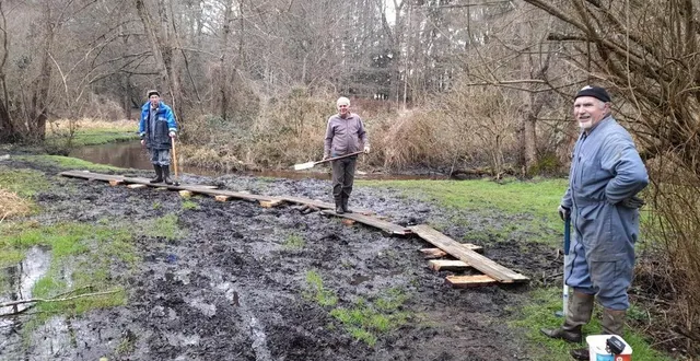 photo  jean-luc, gilles et jean-pierre participent à la préparation des passerelles et des mains courantes.     &copy;  les randonneurs parignéens 