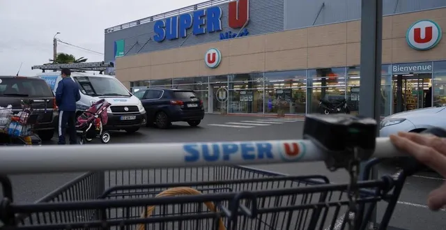 photo  le magasin super u sera démoli et reconstruit, au 222, avenue de paris.  &copy;  archives co - gabin chamereau 